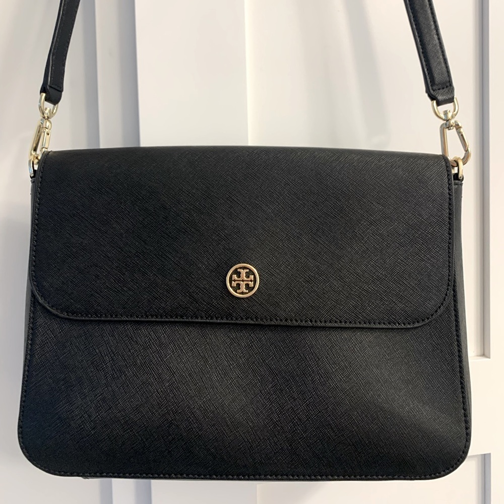 Crossbody. Adjustable and removable strap. Flap, magnetic opening. Gold accents.